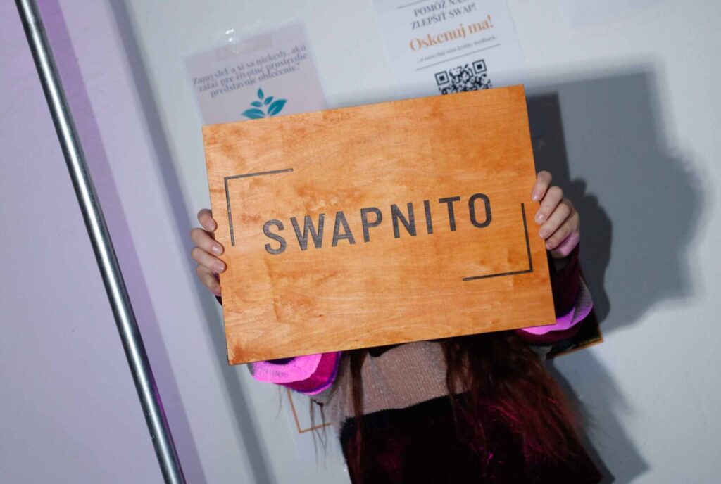 Dobrovoľníctvo na swape oblečenia so swapnito — výmena oblečenia spája komunitu a šíri udržateľnosť.