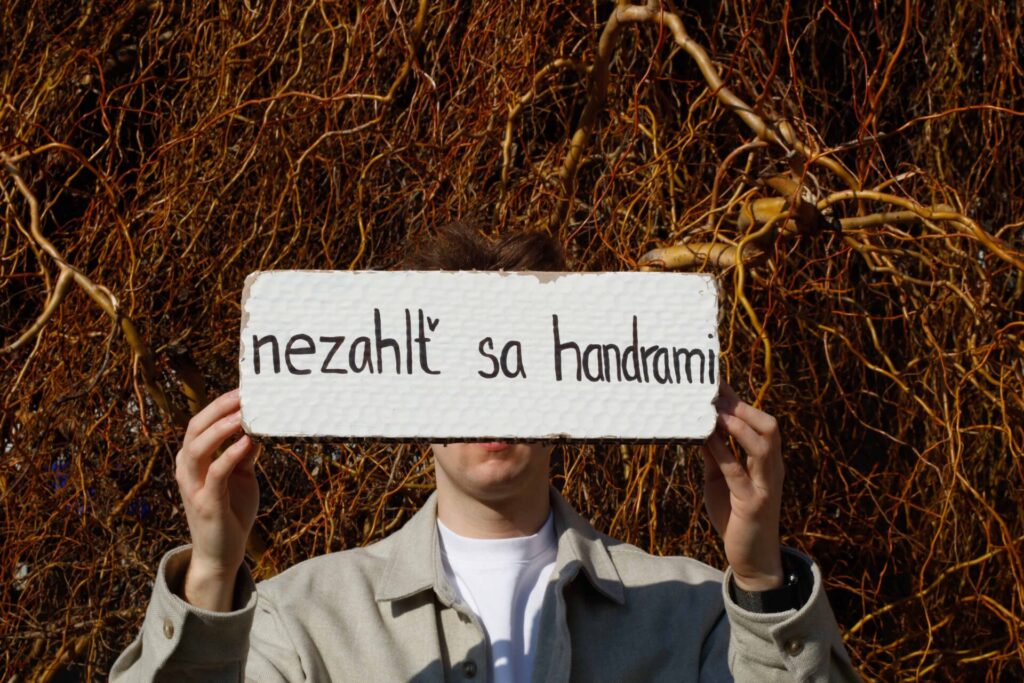 Dobrovoľníctvo na swape oblečenia so swapnito — výmena oblečenia spája komunitu a šíri udržateľnosť.